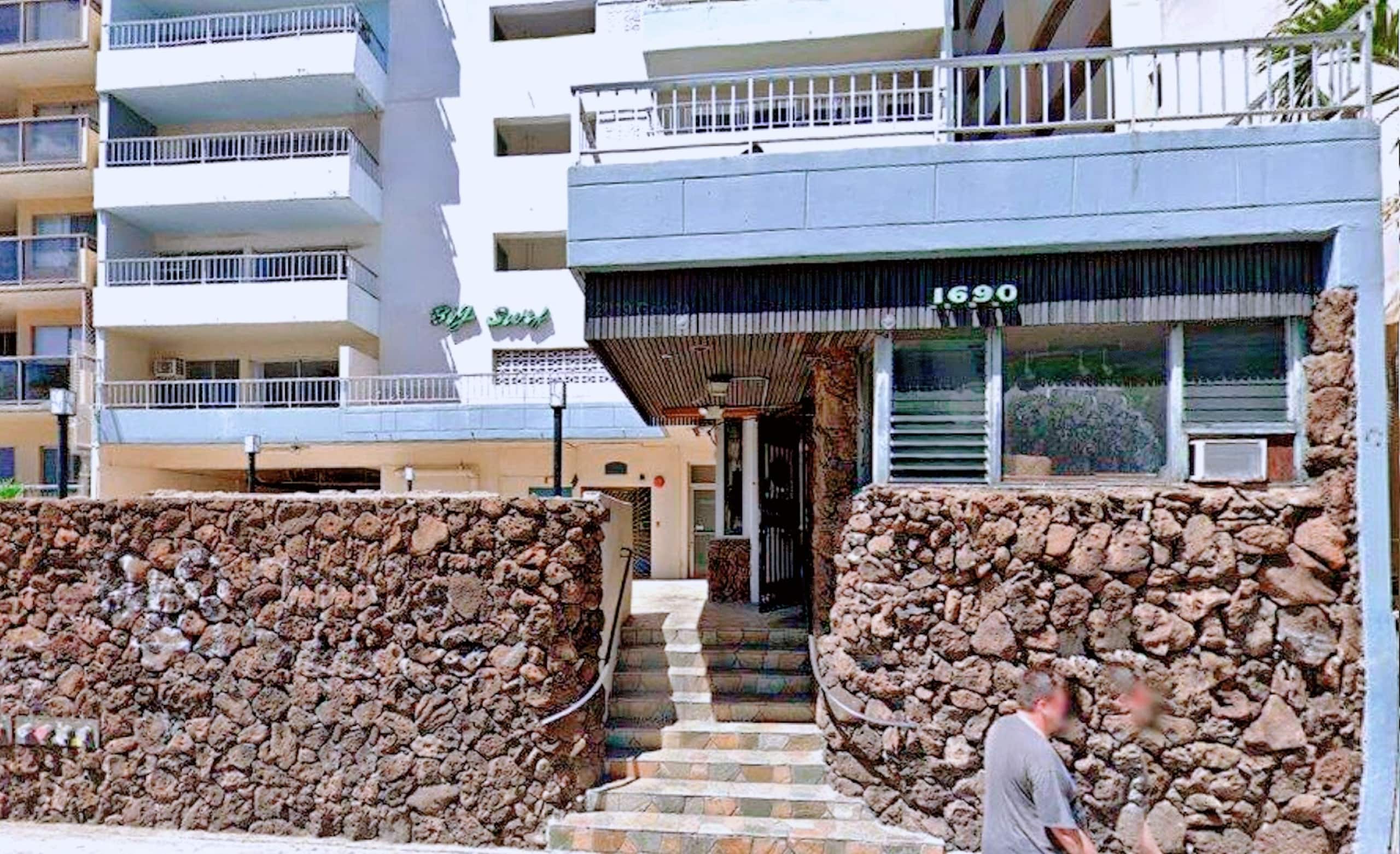 Condo in Honolulu · ★4.82 · 2 bedrooms · 2 beds · 1 private bath - Image 17