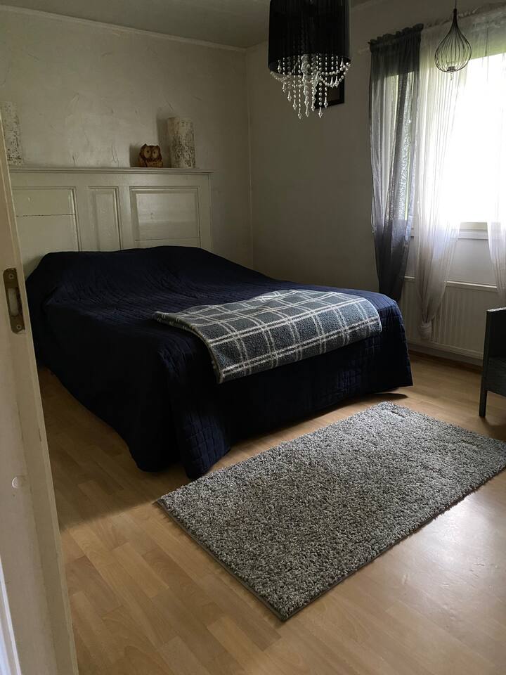 חדר שינה שני וארון כניסה