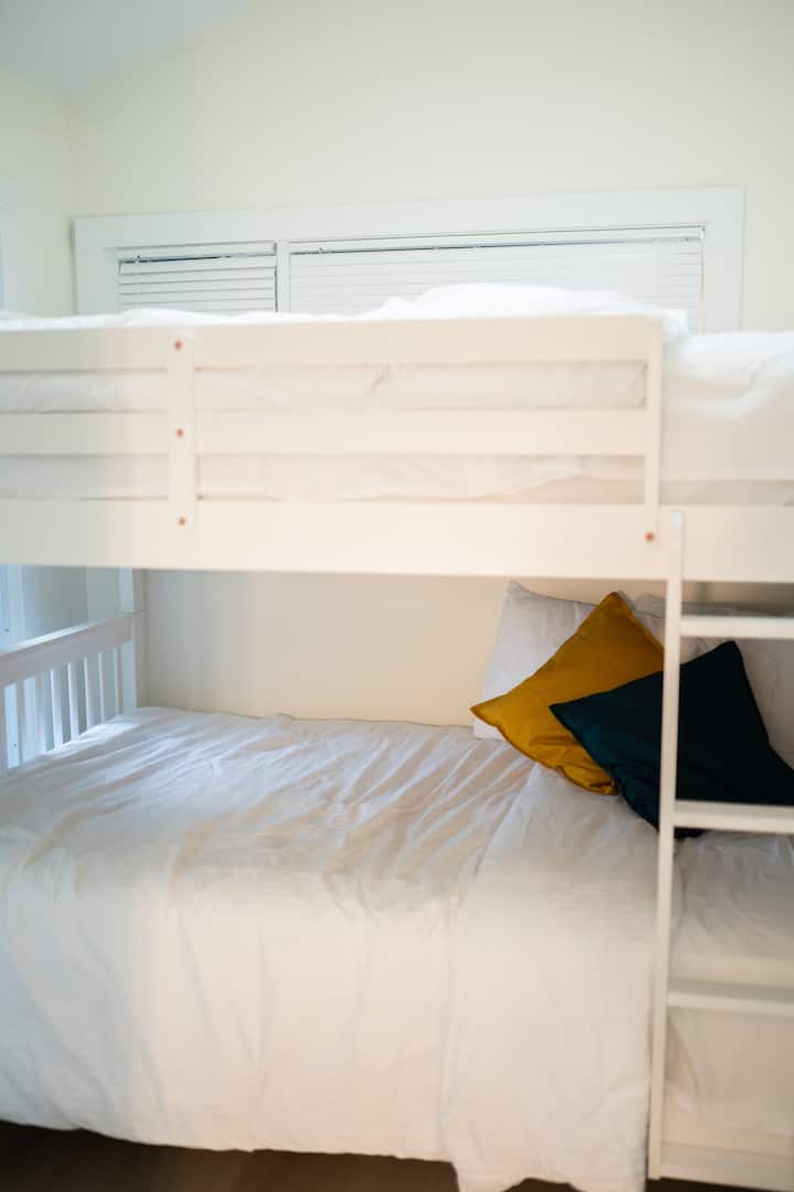 توفر غرفة "برادو" سريرًا مزدوجًا بطابقين مجهزًا بمراتب قياسية في فندق فيرمونت لتوفير الراحة القصوى.  