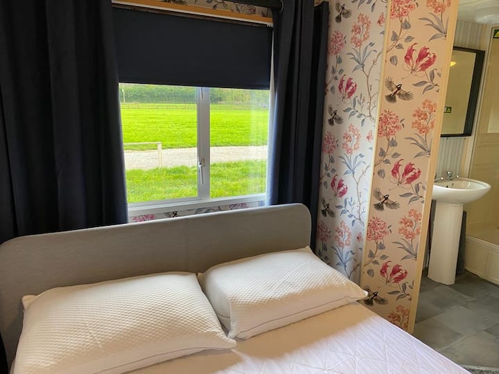 Pogled na prvu spavaću sobu u sklopu apartmana s pogledom na polja koja pripadaju objektu.