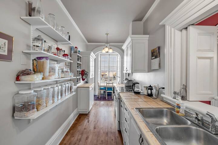 Georgian Home in Old Town (1500 sf) gallery image 5