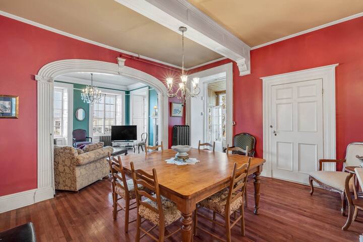 Georgian Home in Old Town (1500 sf) gallery image 3