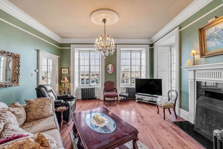 Georgian Home in Old Town (1500 sf) gallery image 2