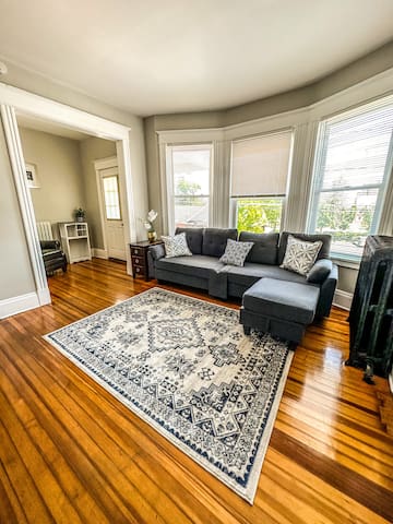 *The Red House* 4 Bedrooms•Beautifully Renovated