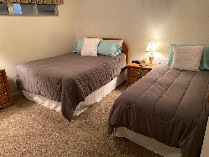 第二间卧室。一张标准双人床和一张单人床。