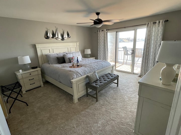 配备加大双人床的宽敞主床。  最近更换了地毯和家具。 