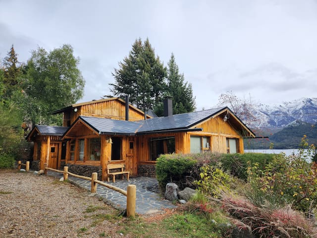 Entire home with 3 bedrooms in San Carlos De Bariloche - Exclusive Lakefront Cabin - Ruca