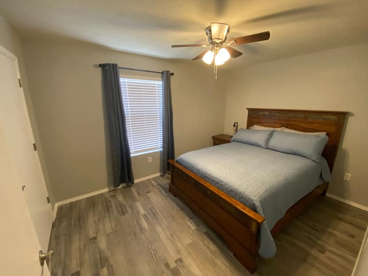 Dormitorio 2 con cama tamaño queen y televisión por cable.