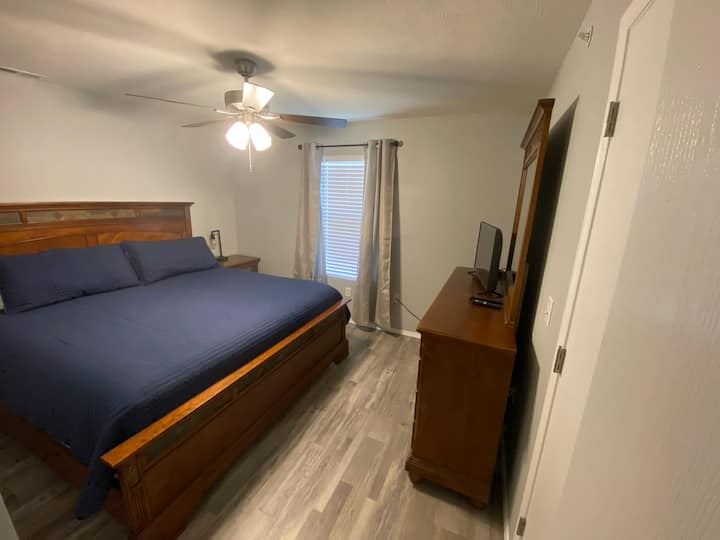 Dormitorio 1 con cama tamaño king y televisión por cable.