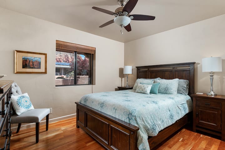 ห้องนอนที่สองพร้อมเตียงควีนไซส์