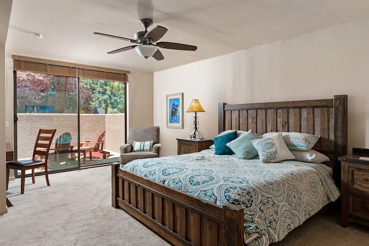 ห้องนอนหลักมีทางเข้ากลางแจ้งโดยตรงและวิวหินสีแดงผ่านประตูบานเลื่อนขนาดใหญ่