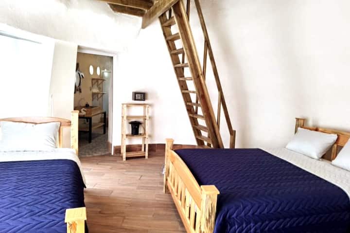 Голяма спалня с двойно легло и императорско легло, разположена на първия етаж и има мецанин, на който се качва по дървените стълби с императорско легло.  