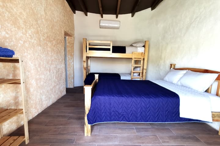 Спалня на първия етаж с изглед към басейна и обща баня със спалня 1