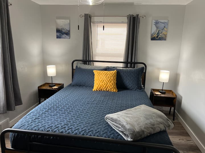 Chumba cha kulala cha kwanza na kitanda cha malkia