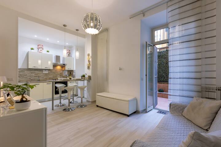 *FLAT WITH PRIVATE PATIO* Inn White Rome!