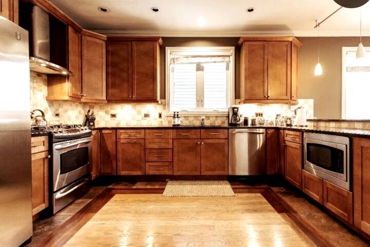 Stylish 5 bdrm| 11 beds| 12 min Train Walk gallery image 2