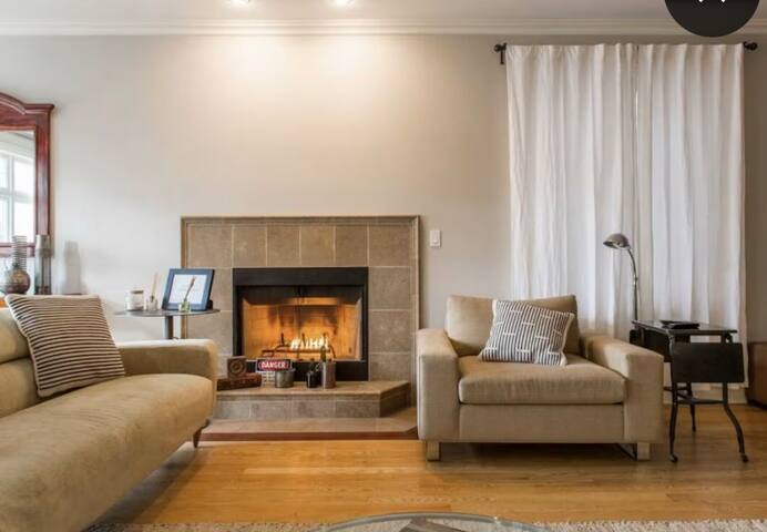 Stylish 5 bdrm| 11 beds| 12 min Train Walk gallery image 4