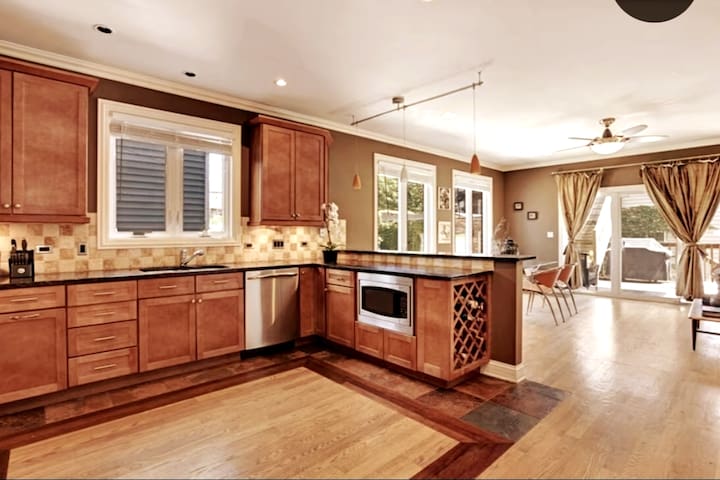 Stylish 5 bdrm| 11 beds| 12 min Train Walk