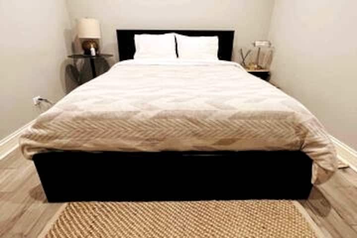 地下室卧室# 5 ：

标准双人床