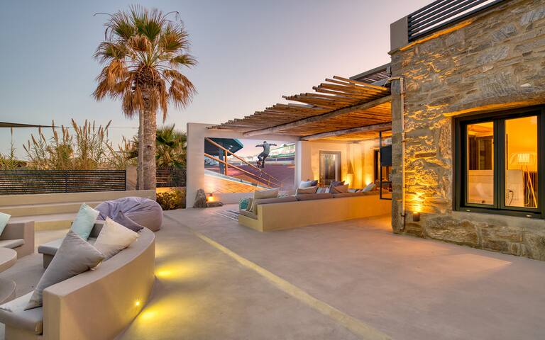 Luxury Villa in Paros with beach access + jacuzzi gallery image 2