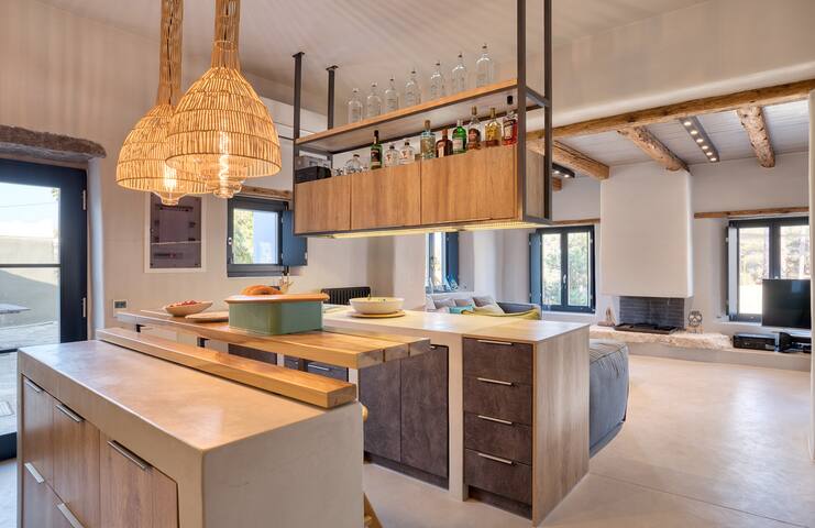 Luxury Villa in Paros with beach access + jacuzzi gallery image 5