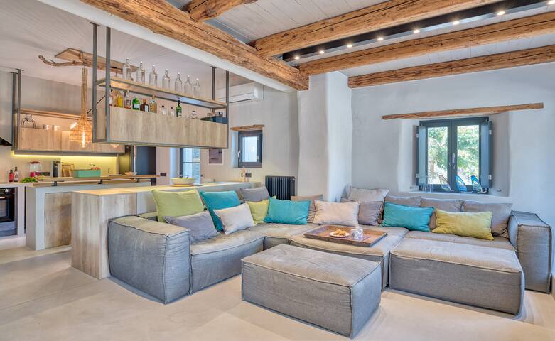 Luxury Villa in Paros with beach access + jacuzzi gallery image 3