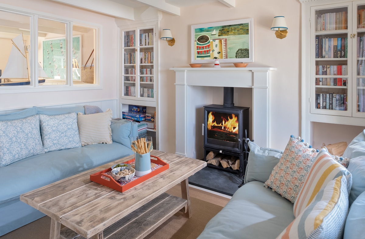 Top performing Airbnb: Enchanting Harbourside Cottage with Panoramic View in Lanteglos
