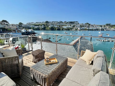 Enchanting Harbourside Cottage with Panoramic View