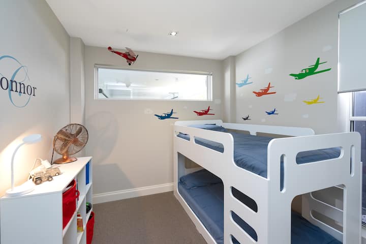 Chambre du rez-de-chaussée avec lit superposé. 