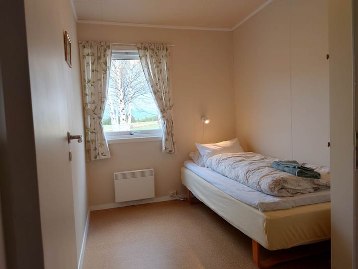 غرفة نوم جيدة ومشرقة بسرير واحد وخزانة مزدوجة.  مراتب جيدة وألحفة ووسائد. 