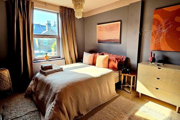 La habitación Purple.
Dormitorio doble con vistas al jardín. 
Cama doble con espuma viscoelástica y colchón de alta calidad con muelles de bolsillo. 
Ropa de cama de algodón natural/ropa de cama.