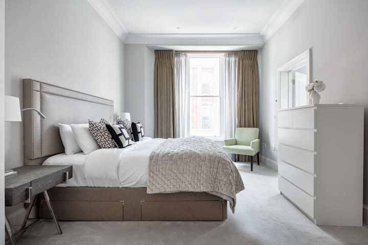 The Harrods Residence | Luxury | Quiet | Air Con* gallery image 3