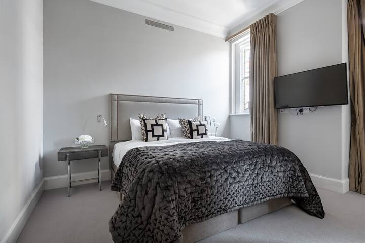 The Harrods Residence | Luxury | Quiet | Air Con* gallery image 5