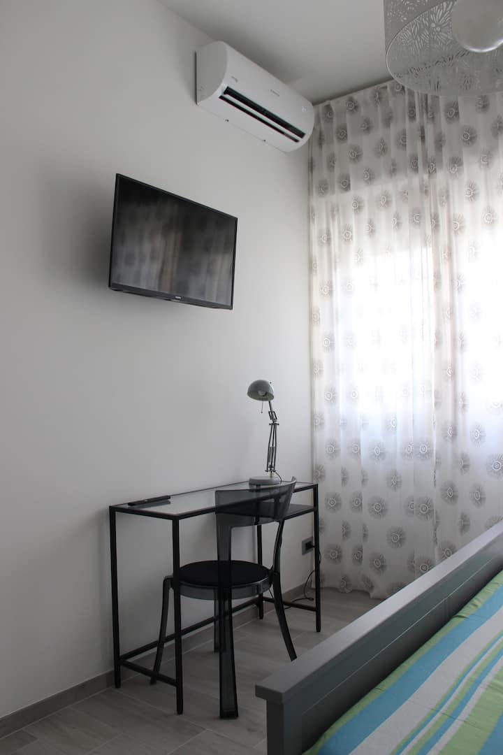 غرفة نوم مزدوجة - مكتب مع مصباح وتلفزيون ذكي ومكيف هواء 