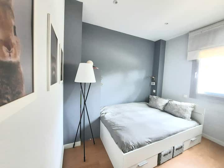 Соба со двоен кревет, двоен вграден плакар и природна светлина.