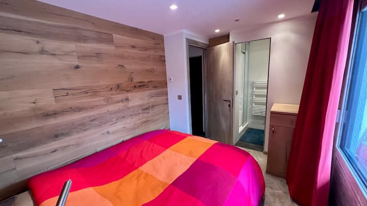 Terasa sobe s tuš kabinom u sklopu apartmana.