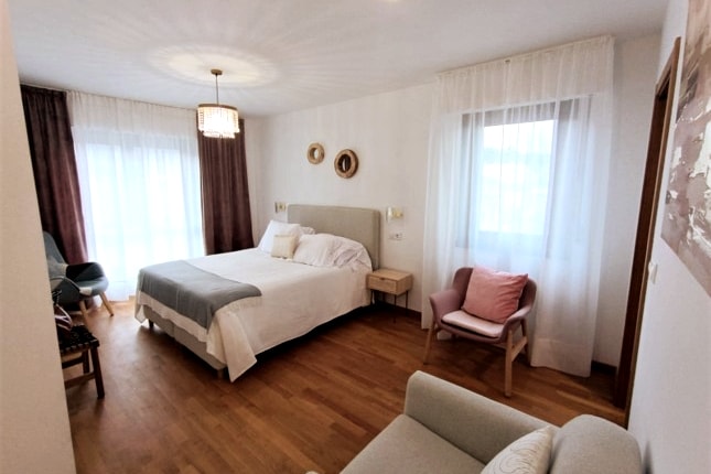 Glavna spavaća soba s kupaonicom.