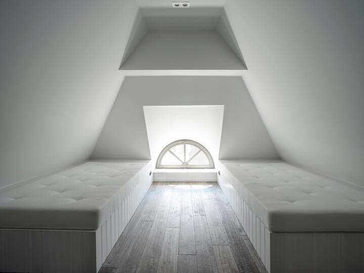 منطقة صحية في العلية مع سريرين للاسترخاء 