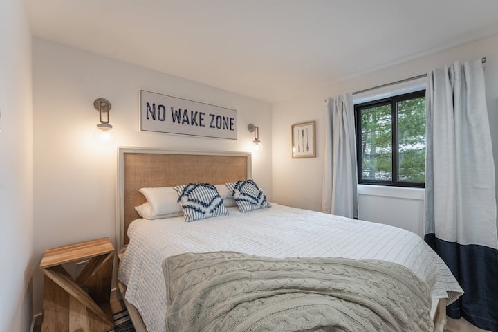 Dormitorio #3 con cama tamaño queen, televisión, armario personalizado y vistas al lago