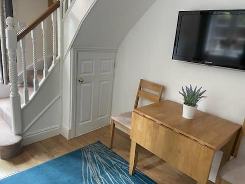 Successful Airbnb property: Self-contained courtyard annex in Sutton Coldfield