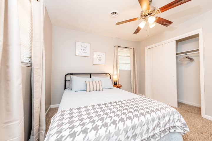 Spálňa s manželskou posteľou veľkosti Queen