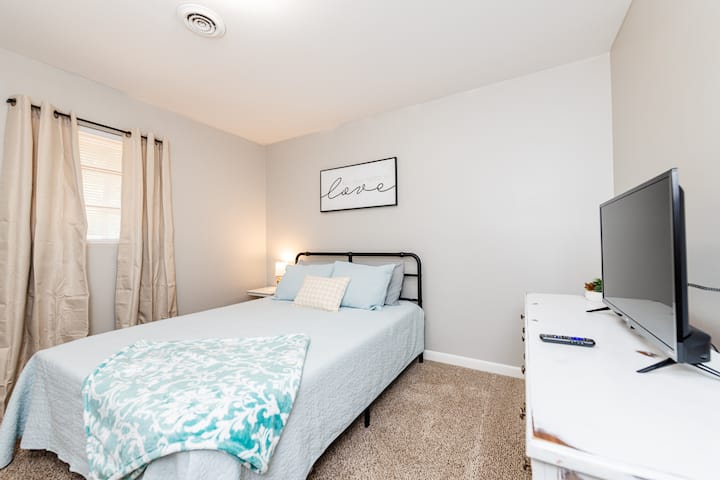 Spálňa s  manželskou posteľou a inteligentnou televíziou