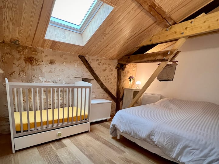 Një nga dhomat e gjumit me një krevat dopio 140 x 190 dhe një krevat fëmijësh ( me një krevat fëmijësh ose çadër, në varësi të disponueshmërisë)