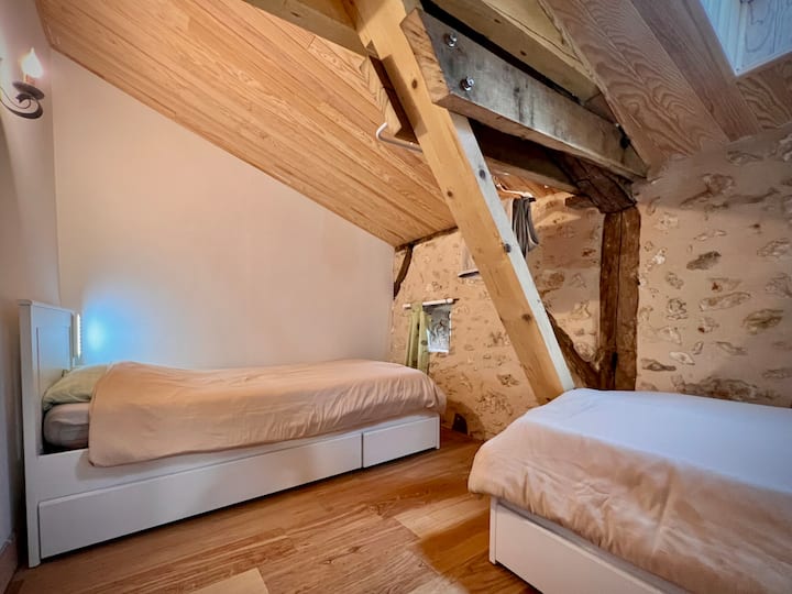 Njëra nga dhomat e gjumit ka dy krevate tek 90x200, dyshek në formë shkume 