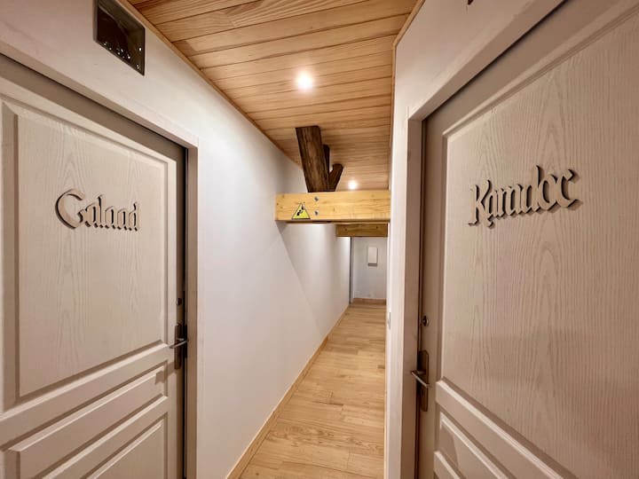 Korridori që jep qasje në katër dhomat e gjumit, të gjitha të emërtuara sipas legjendës së Mbretit Artur.