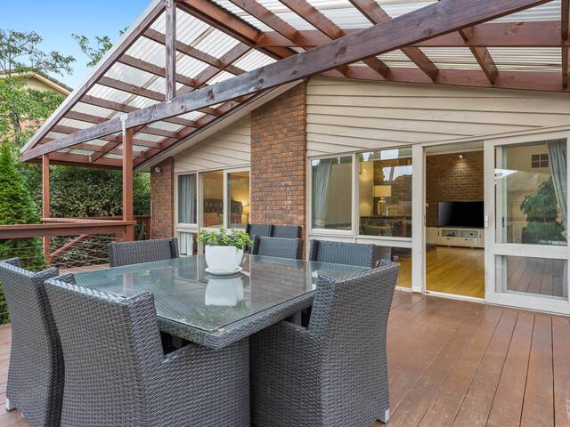 Spacious 4BR, 2BA, 1Study House with Serene Views gallery image 3