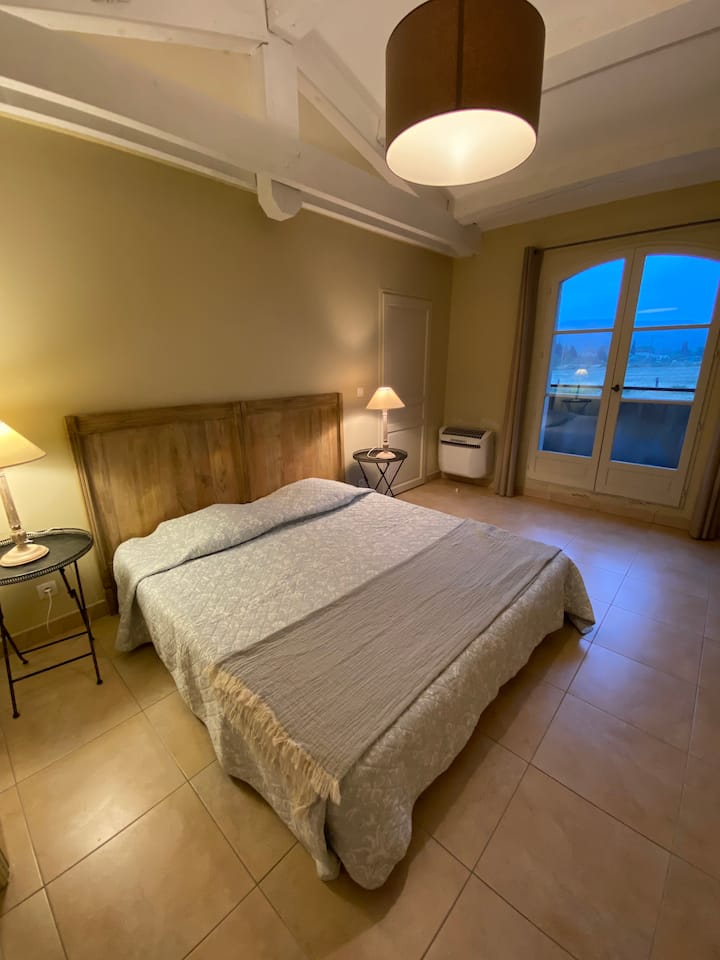 Главна спална соба. Суперкревет, сопствена бања, работна станица, балкон.