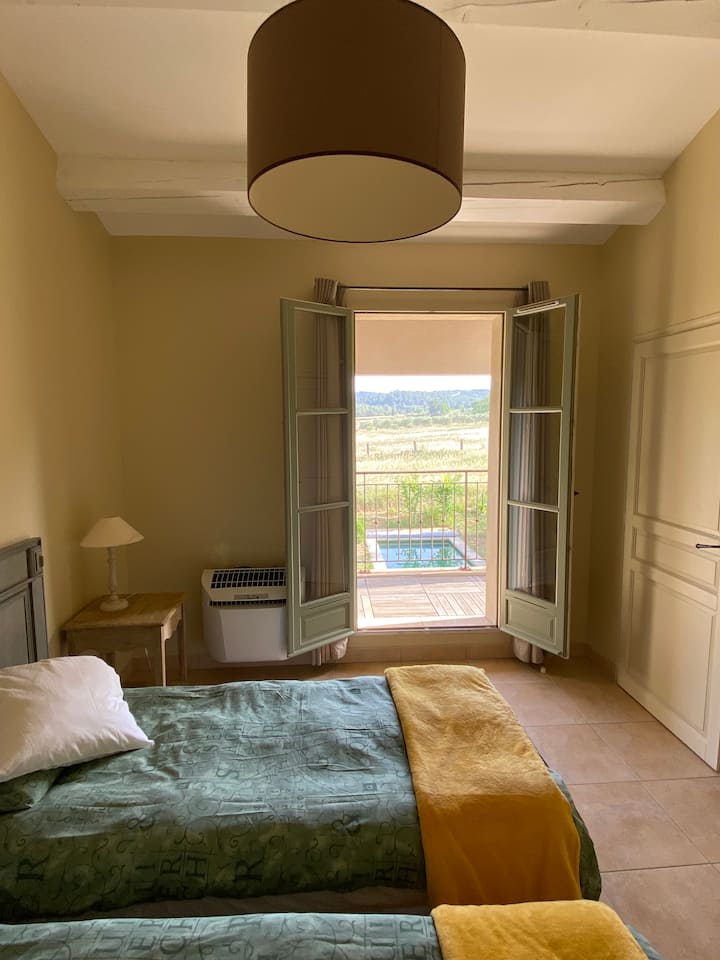 Двокреветна соба на горниот кат. Два единечни кревета. Приватна соба. Балкон.