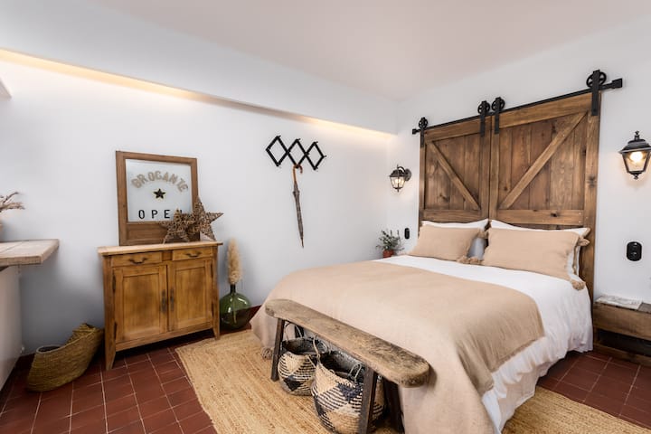 Chumba cha 1 cha kulala cha kujitegemea, pamoja na kitanda chake cha watu wawili, kiko kwenye usawa wa bustani, kinachoangalia bwawa. Inafikika kutoka kwenye nyumba, ina bafu lake na choo.