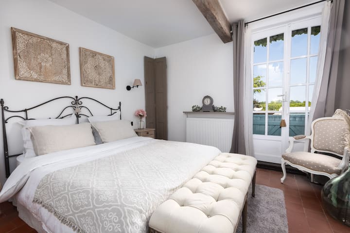 Chumba cha 3 cha kulala, chenye mapambo ya kupendeza, kinatoa mandhari ya kupendeza ya bwawa na kinaweza kutoshea kitanda cha ziada ikiwa inahitajika.